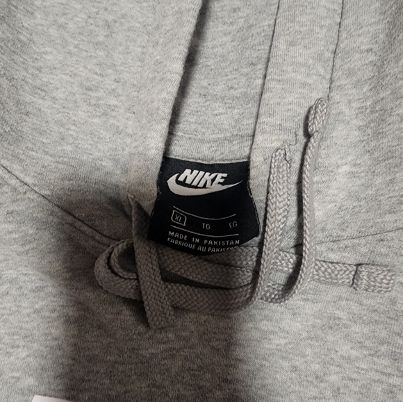 Nike Sportswear Club Fleece Men's Graphic Pullover Hoodie - Picture 11 of 12